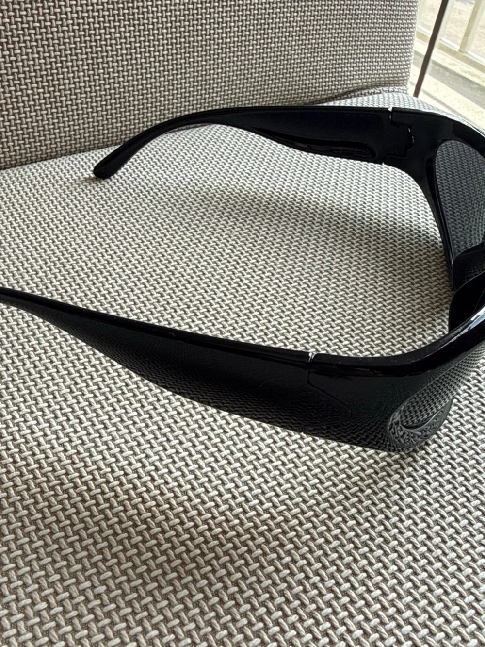 Men's Black Oval Sunglasses — Sleek UV Protection